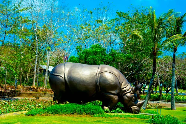 Статуя Носорога Парке — стоковое фото