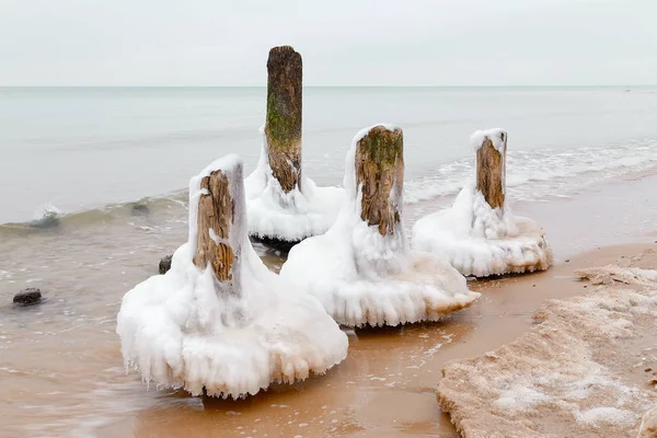 Baltık denizinde dalgakıran takılır buz — Stok fotoğraf