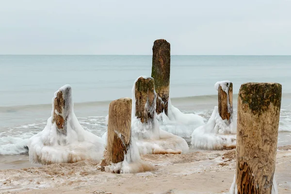 Ghiaccio sul frangiflutti nel Mar Baltico — Foto Stock