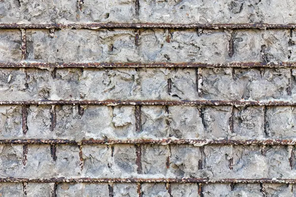 Fragmento de una pared de hormigón gris con estructuras metálicas —  Fotos de Stock