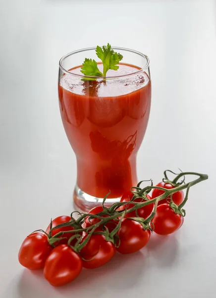 Tomatjuice i ett glas cup — Stockfoto