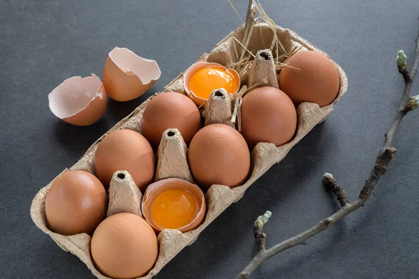 Куриные яйца в картонной сетке — стоковое фото