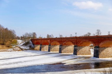 İlk Bahar çözdürülen yamalar Nehri üzerinde