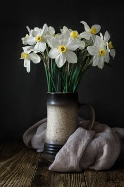 Nergis ahşap arka plan üzerinde bir buket