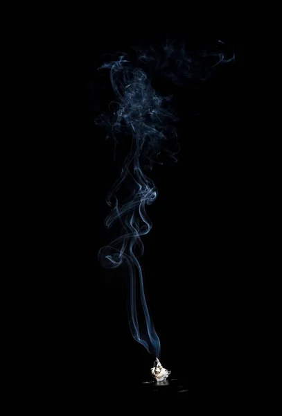 Fumaça abstrata em um fundo escuro — Fotografia de Stock