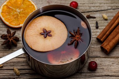 Metal bir kasede sıcak şarap.