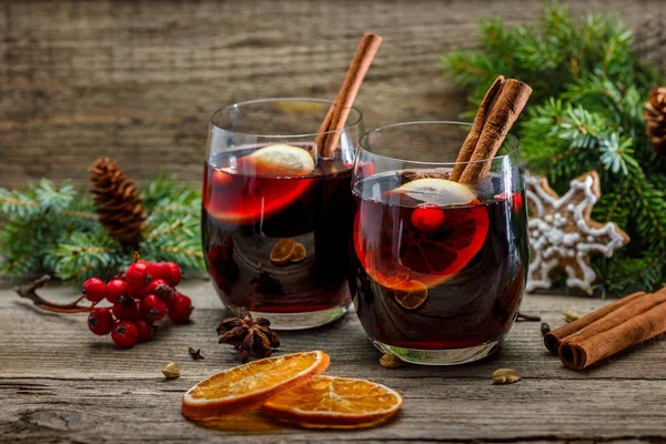 Glühwein in glazen in de kerstsfeer — Stockfoto