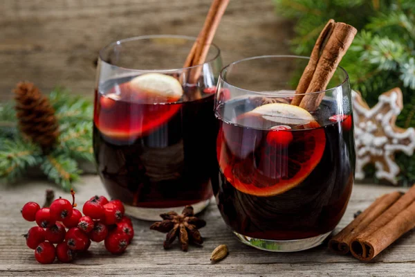 Glühwein in glazen in de kerstsfeer — Stockfoto