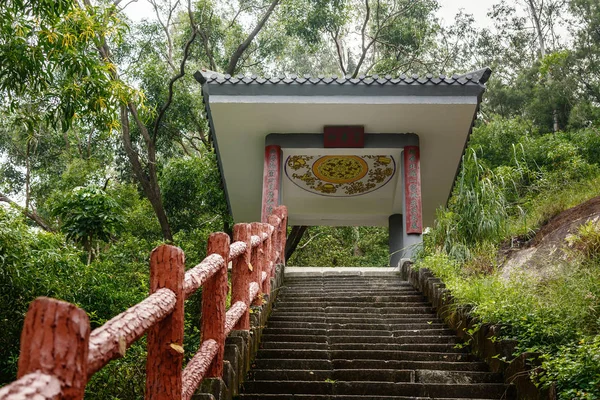 Escadas de pedra para o pagode na colina — Fotografia de Stock
