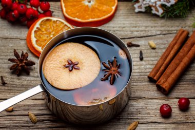 Metal bir kasede sıcak şarap.