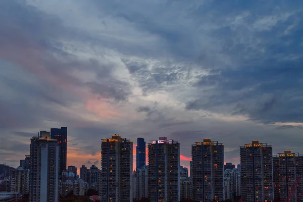 Céu do pôr do sol sobre a área residencial da metrópole — Fotografia de Stock