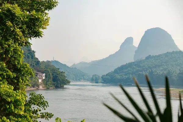 Blick vom Ufer des Flusses und Berge in der Ferne — Stockfoto