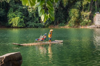 Nehir raftingi için bambu teknesi