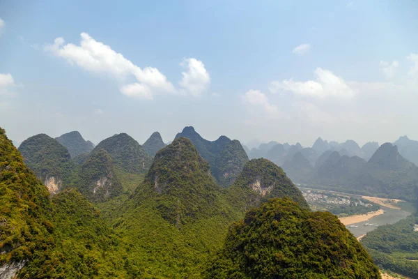 Blick auf die Yangshuo-Berge bei sonnigem Wetter — Stockfoto