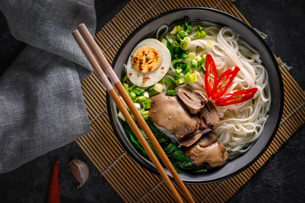 鶏ガラ中華麺 — ストック写真