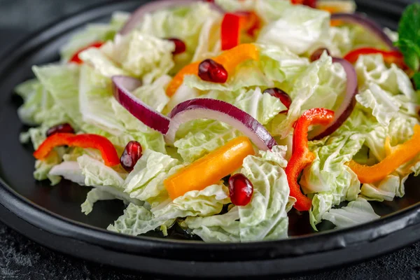 Frischer Spitzkohlsalat — Stockfoto