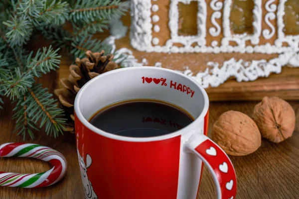 Червоний кухоль з кавою в різдвяній обстановці — стокове фото