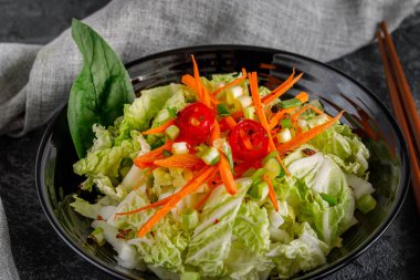 Havuçlu Çin lahana salatası.
