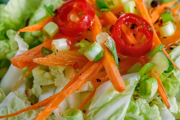 Chinakohl-Salat mit Karotten — Stockfoto