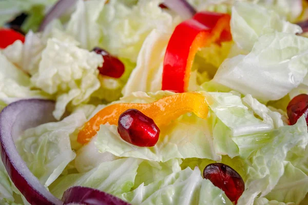 Chinakohlsalat mit Paprika, roten Zwiebeln und Granatapfelkernen — Stockfoto