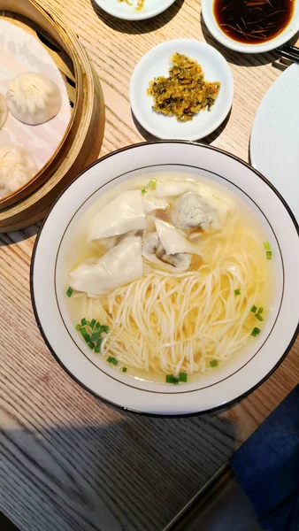 Wontons in a broth with noodles — Stock Photo, Image