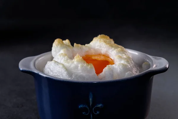 精美的烤鸡蛋Orsini 云中的鸡蛋 在漆黑的背景下 穿着蓝色衬裙的法国早餐 — 图库照片
