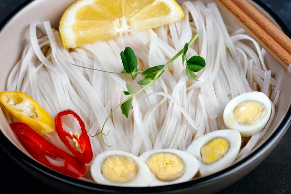 アジア料理 ウズラの卵と 唐辛子とエンドウ豆の芽 クローズアップ — ストック写真