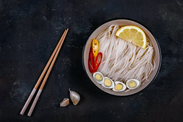 麺はイカの卵 唐辛子 レモンとアジア料理 — ストック写真