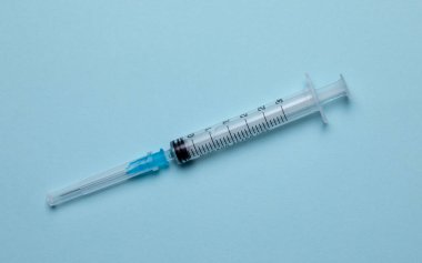 Tek kullanımlık plastik şırınga. Plastikten yapılmış tek kullanımlık.