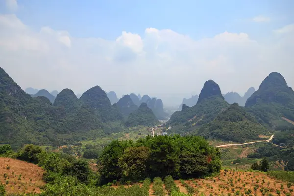 Pohled Pohoří Údolí Jasného Letního Dne Blízkosti Guilin Yangshuo Čína — Stock fotografie