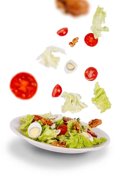 Salat Aus Frischen Grünen Blättern Kirschtomaten Wachteleiern Walnüssen Auf Einer — Stockfoto