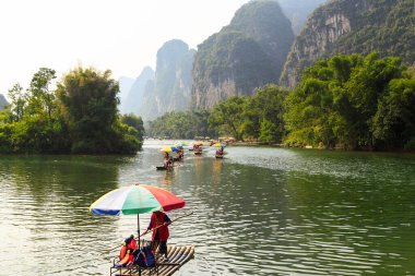Çin 'deki Li Nehri' nde rafting.