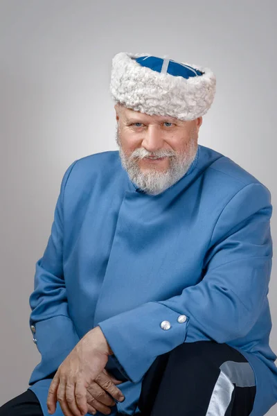 帽子に灰色の髭を生やした老人と青いカフタン コサックの衣装 — ストック写真