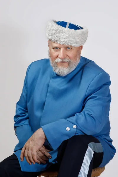 Vieil Homme Avec Une Barbe Grise Dans Chapeau Caftan Bleu — Photo