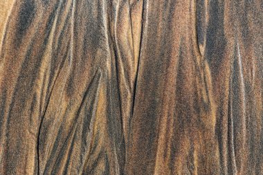 Islak deniz kumu dokusu ve lekelerden süslü desenler.