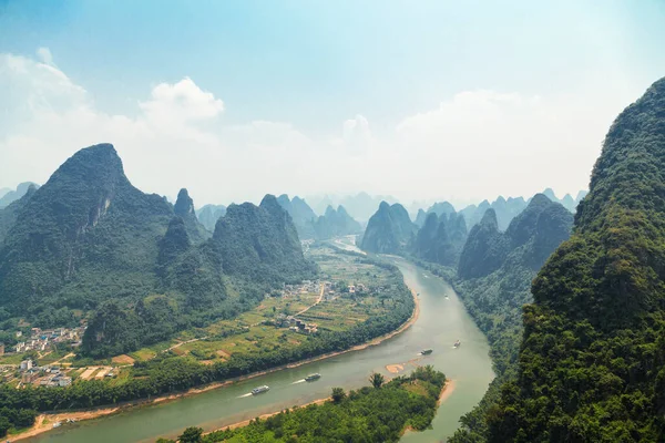 桂林山の眺め晴れた日には桂林山の景色と下の李川氾濫原 — ストック写真