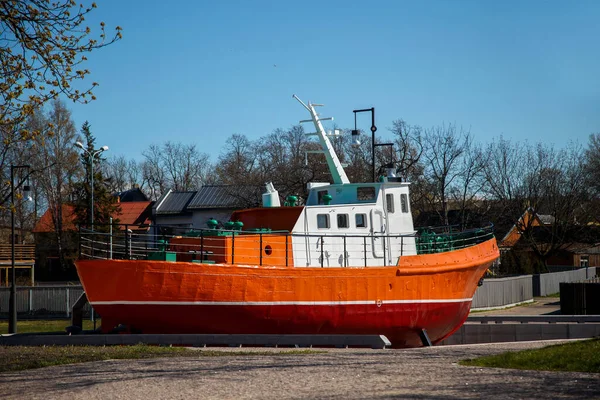 Pequeño Viejo Barco Pesca Tierra Establecido Como Símbolo Ventspils Letonia —  Fotos de Stock