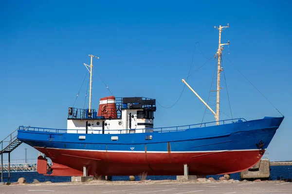 Pequeño Viejo Barco Pesca Tierra Establecido Como Símbolo Ventspils Letonia — Foto de Stock