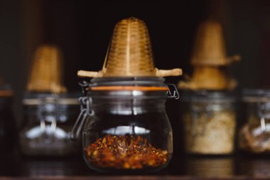 Tezgahta konserve içinde doğal çiçek çayı.