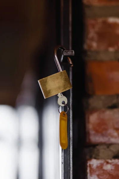 壁に鍵が挿入された金属南京錠 — ストック写真