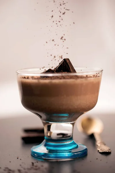 Шоколадный Десерт Творогом Украшенный Шоколадной Крошкой Кусочками Шоколада — стоковое фото
