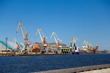 Nehrin ağzındaki kargo limanının görüntüsü, Ventspils, Letonya