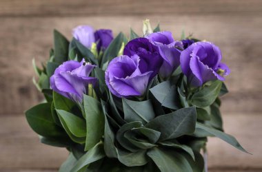 Violet Eustoma çiçekleri ahşap arka planda yakınlaşır