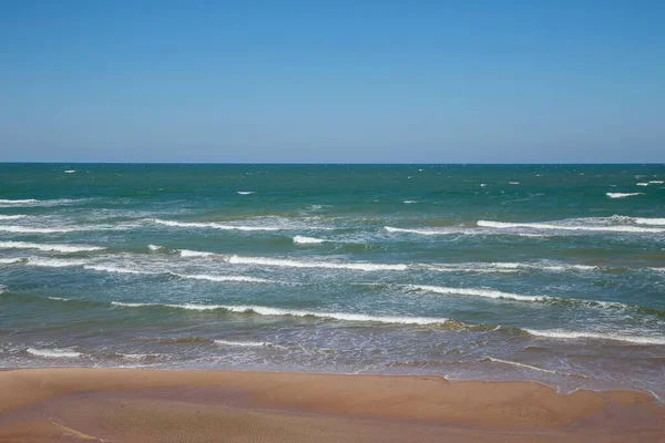 Havsstrand Klart Blåsigt Väder Med Sandstrand Och Vågor — Stockfoto