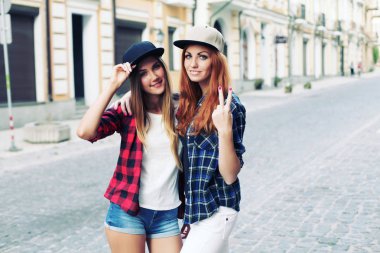 sokakta iki güzel kadın 