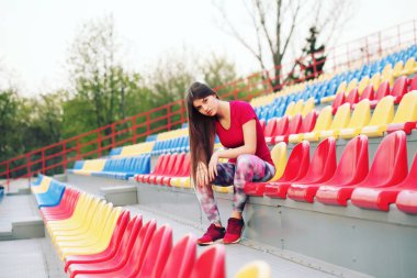 Futbol maçı izlerken güzel gülümseyen kadın futbol destekçisi   