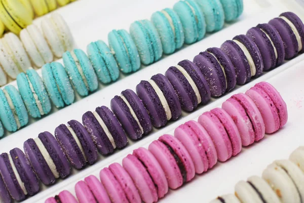 A selection colorful French macarons at a bakery. — Stock Photo, Image
