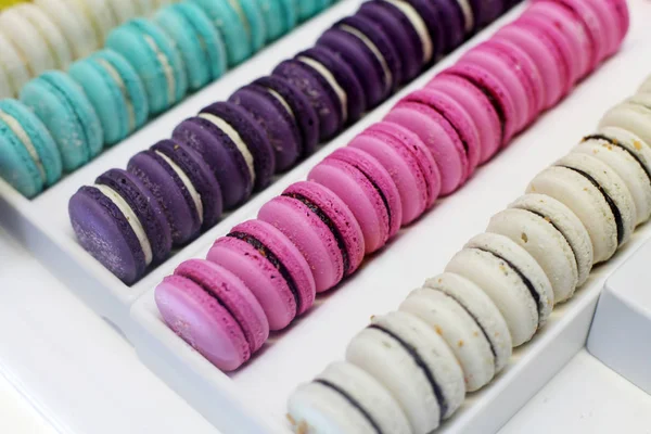 A selection colorful French macarons at a bakery. — Stock Photo, Image