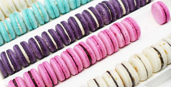 Uma seleção de macarons franceses coloridos em uma padaria . — Fotografia de Stock