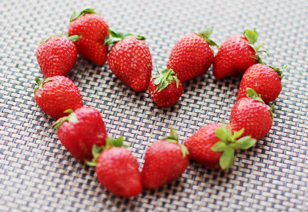 新鲜的农夫草莓在心的形状. — 图库照片